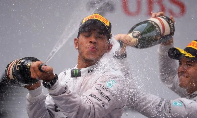  Lewis Hamilton comemora a vitória no pódio do GP da China (Foto: Getty Images)