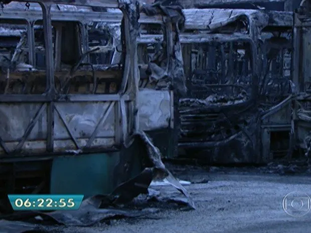  Ônibus incendiados na garagem de empresa Urubupungá, em Osasco (Foto: Reprodução/ TV Globo)