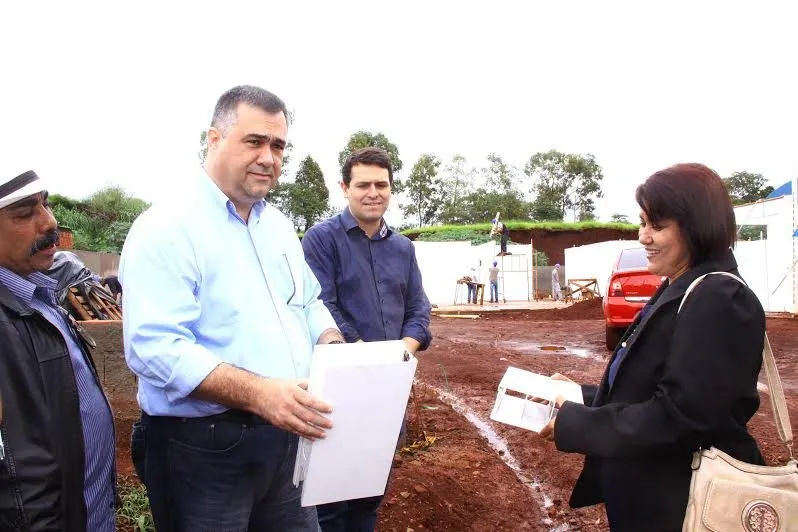 Com toda a base de concreto pronta e as paredes levantadas, o atual estágio da obra – executada pela Casa Alta Construtora (Curitiba) -, foi vistoriada hoje pelo prefeito Beto Preto - Foto: Edson Denobi