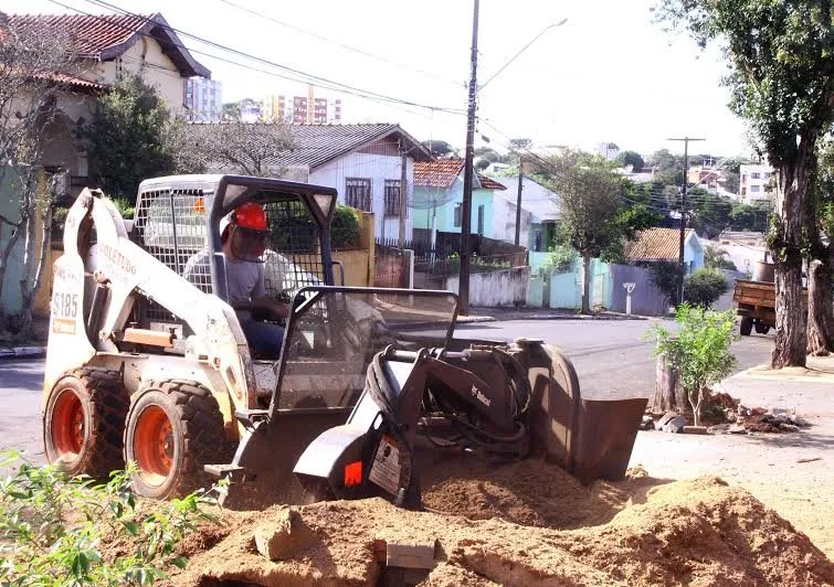 Mais de 600 tocos já foram retirados das calçadas em Apucarana (Foto: Divulgação)