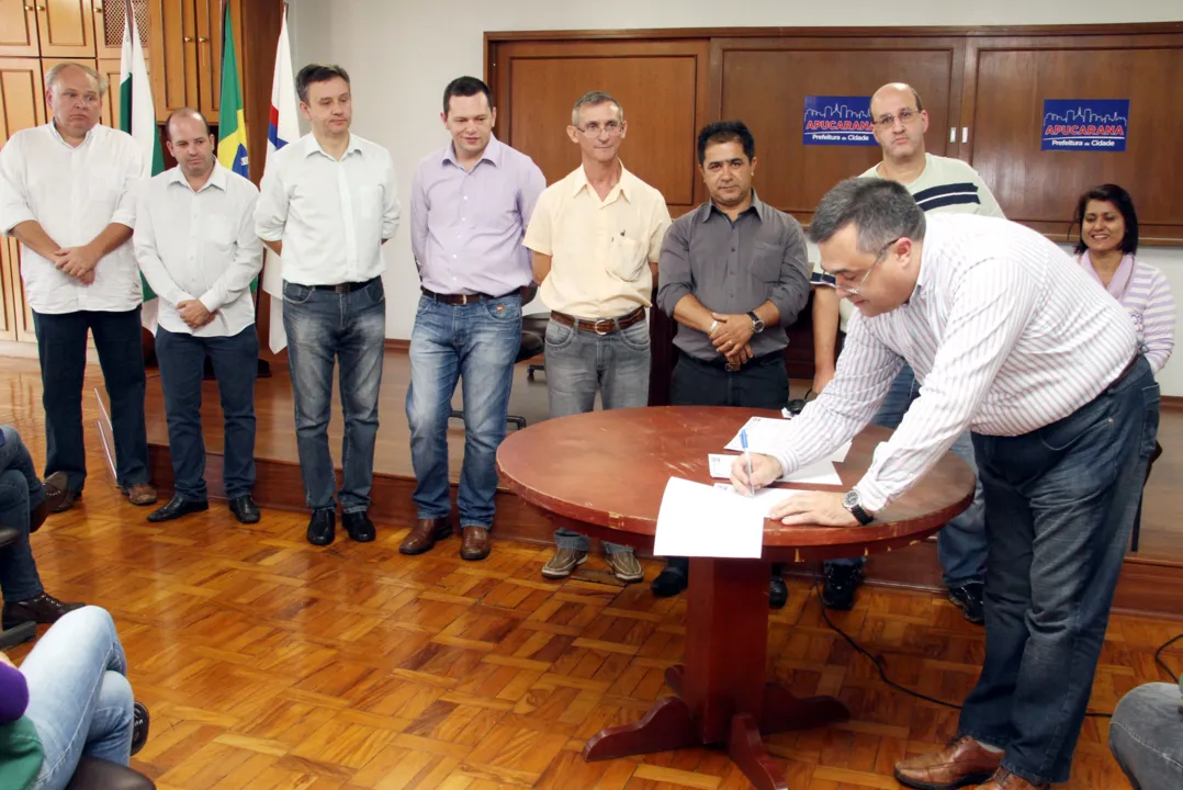 Prefeito Beto Preto sanciona leis salariais para servidores da saúde
