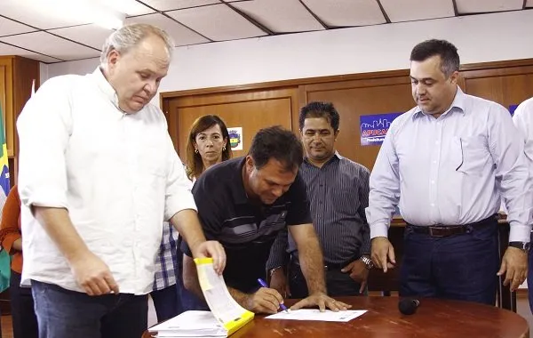 A ordem de serviço foi assinada nesta sexta-feira (02/05) pelo prefeito Beto Preto