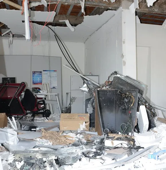 Bandidos explodem caixa eletrônico de banco em Califórnia