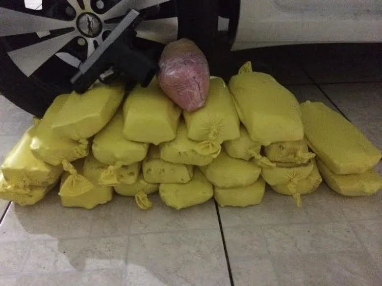 PRF apreende 42 kg de cocaína, 32,6 kg de pasta base e 100 munições
