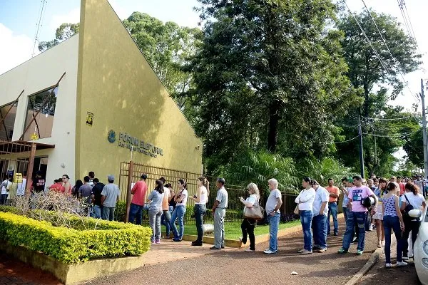 População enfrenta fila no último dia de atendimento especial no fórum eleitoral