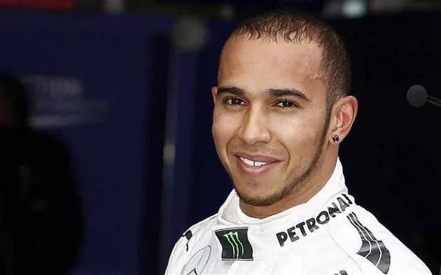 Sem surpresa, Hamilton lidera 1º treino em Barcelona