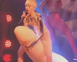 Miley Cyrus "monta" em pênis inflável durante show e choca o público