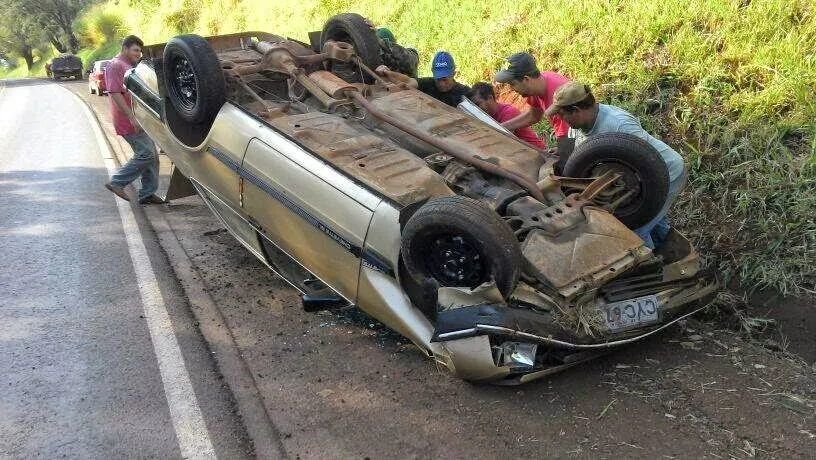 Carro capota em Cruzmaltina