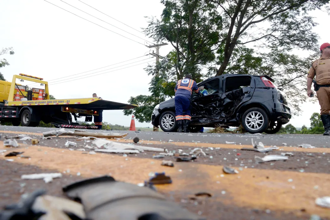 Carro despenca em ribanceira após colisão na PR-444 (Foto: Sérgio Rodrigo, da Tribuna do Norte)