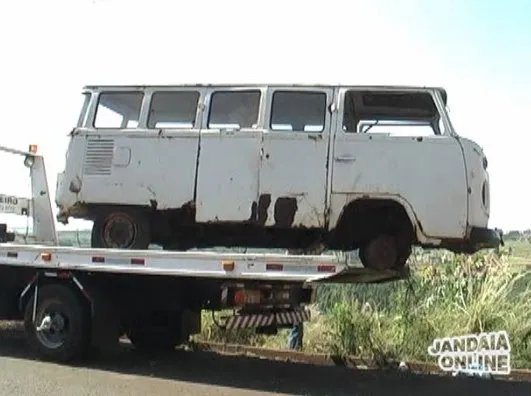 Carros abandonados em Jandaia estão sendo recolhidos pela Prefeitura