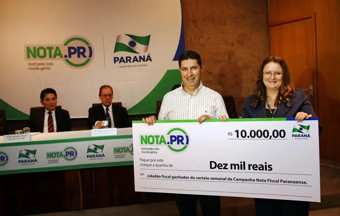 Ganhadores do concurso Nota Fiscal Paranaense recebem prêmios