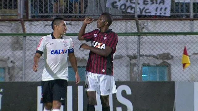 Corinthians cede empate no final e é vaiado
