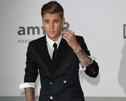 Justin Bieber doa mais de US$ 500 mil para pesquisas de AIDS