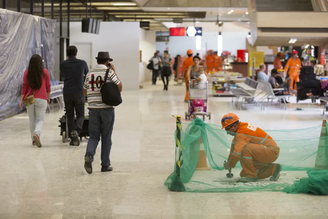 Barulho, poeira e tapumes causam transtorno no aeroporto de BH