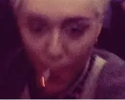 Após assalto em sua casa, Miley Cyrus supostamente fuma maconha 
