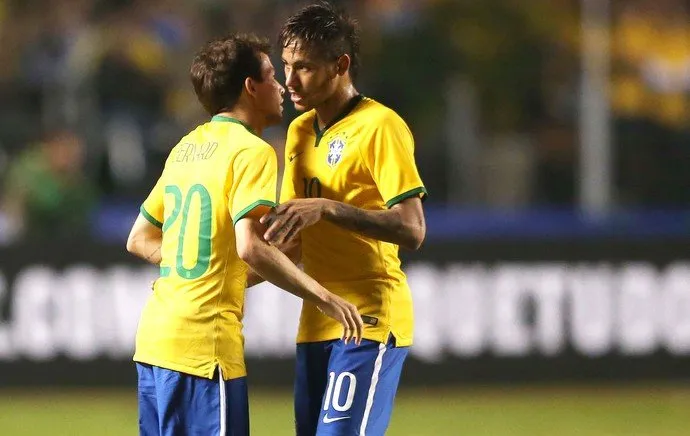  Entre vaias e aplausos, Neymar foi substituído por Bernard no amistoso contra a Sérvia (Foto: Marcos Ribolli)