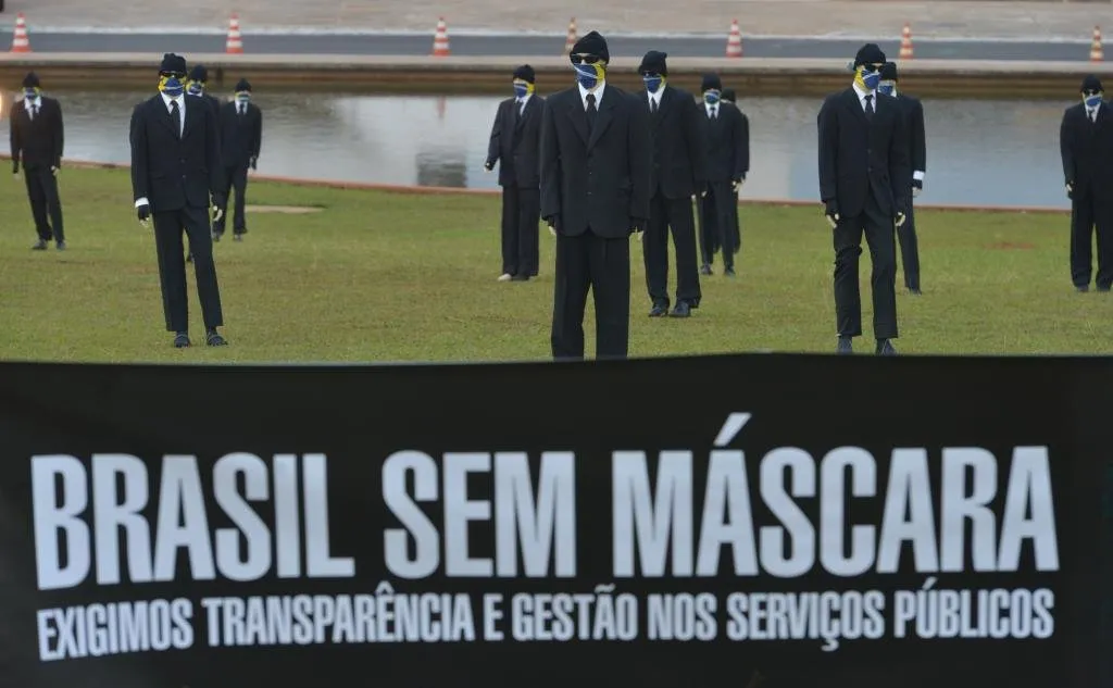A ONG Rio de Paz realiza já havia realizado um protesto usando manequins mascarados, no gramado do Congresso Nacional em 2013.