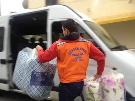 Em menos de dois dias de mobilização doações ajudaram na compra de 715 edredons que serão destinados à população dos 130 municípios atingidos (Foto: portosdoparana.pr.gov.br)
