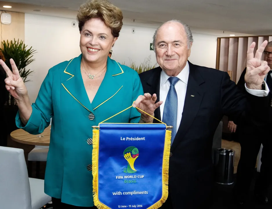 Na foto, Dilma esta acompanhada do presidente da Fifa, durante cerimônia da abertura do Mundial 