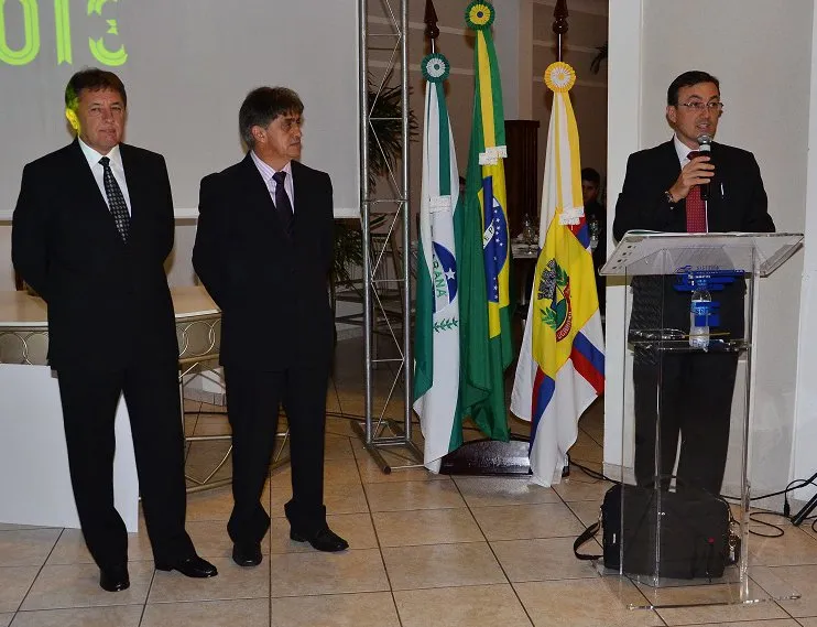 O diretor superintendente do Sicoob Aliança, José Bernardino de Seixas, o diretor financeiro, João Begalli Neto, e o presidente Osnei José Simões Santos (Foto: Divulgação) 