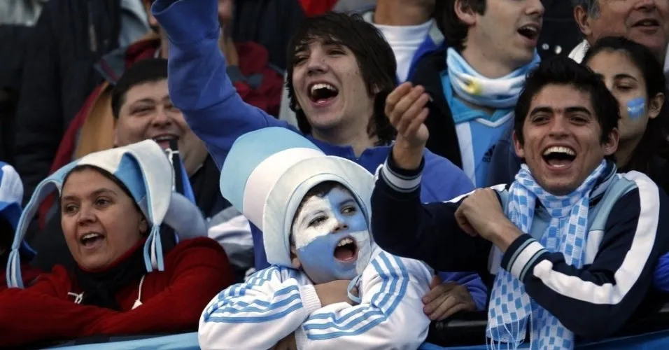 Otimistas com vitória, torcedores argentinos vão para o Mineirão