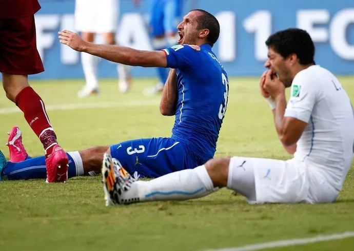  Chiellini reclamou com árbitro, mas Suárez não foi expulso durante o jogo entre Itália e Uruguai (Foto: Reuters)
