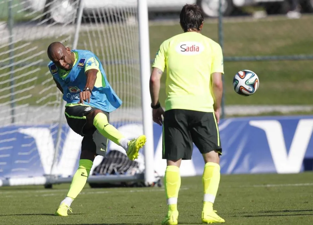 No último coletivo, Fernandinho vira titular da seleção