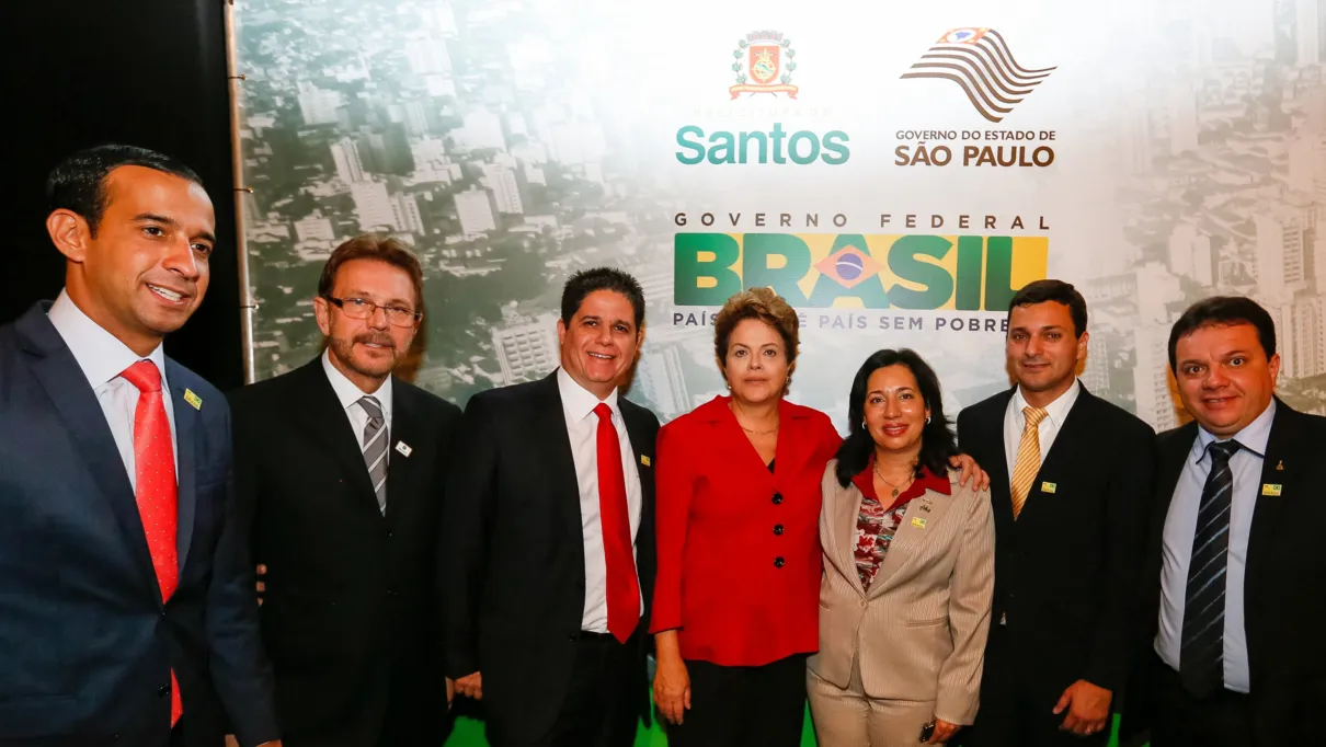 Em Santos, Dilma exalta investimento em mobilidade, petróleo e Copa