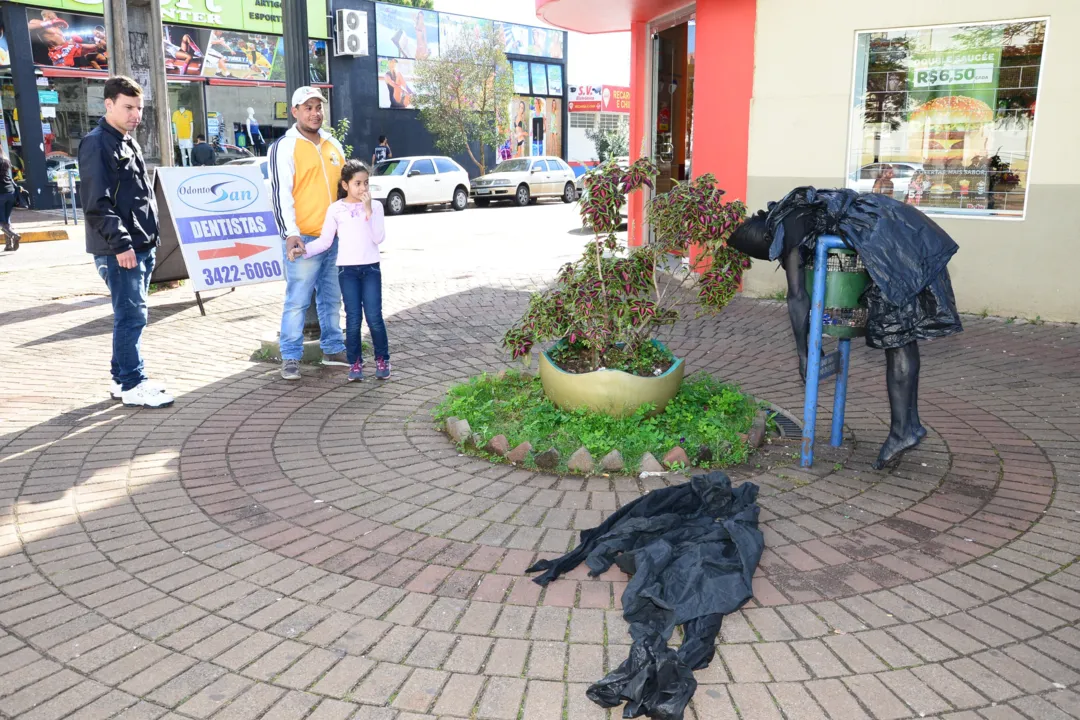 "Estátua viva" chama a atenção no centro de Apucarana