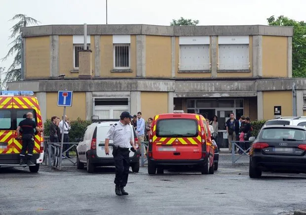 Mãe de aluno mata professora na frente dos estudantes na França