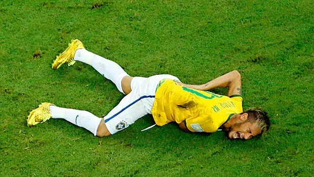  Neymar coloca mão nas costas logo após sofrer contusão durante o jogo desta sexta-feira (4) (Foto: AP)
