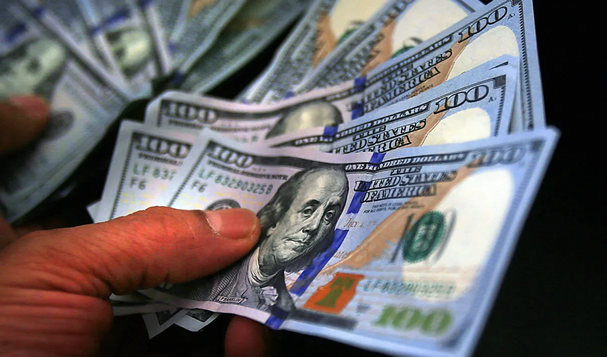 Dólar acompanha humor no exterior e cai ante real