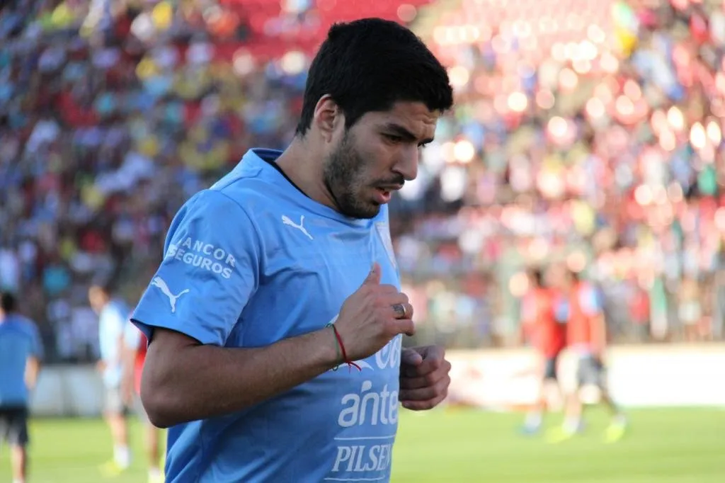 Barcelona anuncia a contratação do atacante uruguaio Suárez