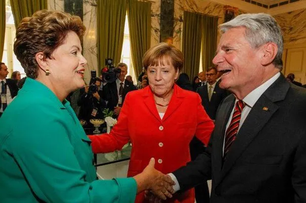  A presidente Dilma Rousseff, durante almoço com chefes de Estado no Rio de Janeiro, cumprimenta o presidente da Alemanha, Joachim Gauck, sob os olhares da chanceler alemã, Angela Merkel (Foto: Roberto Stuckert Filho/PR)