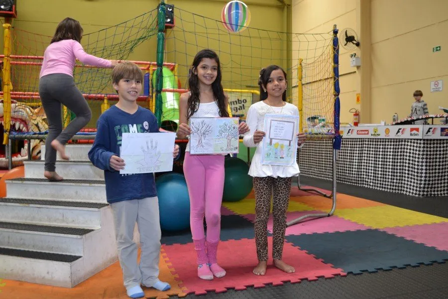 Três primeiros classificados no concurso de desenhos aproveitam tarde em playcenter