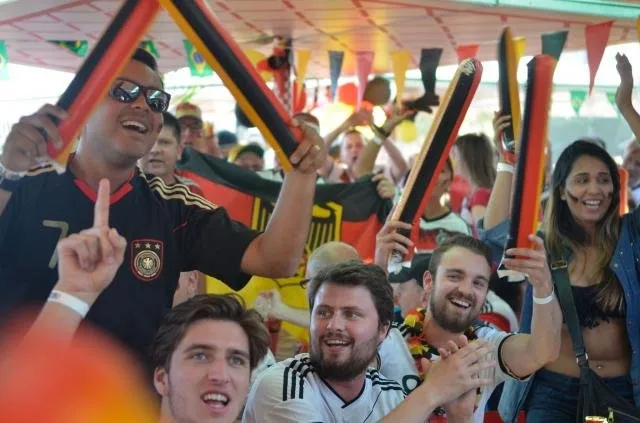 Campeões da Copa são festejados por 400 mil em Berlim