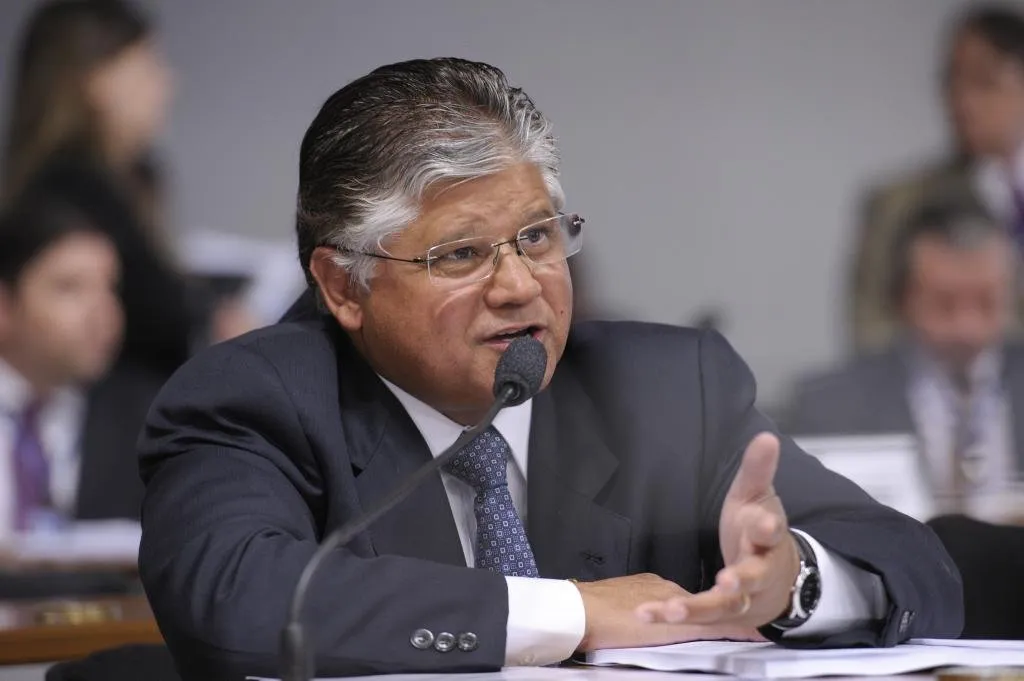 Reú do mensalão tucano, senador Clésio Andrade renuncia ao mandato