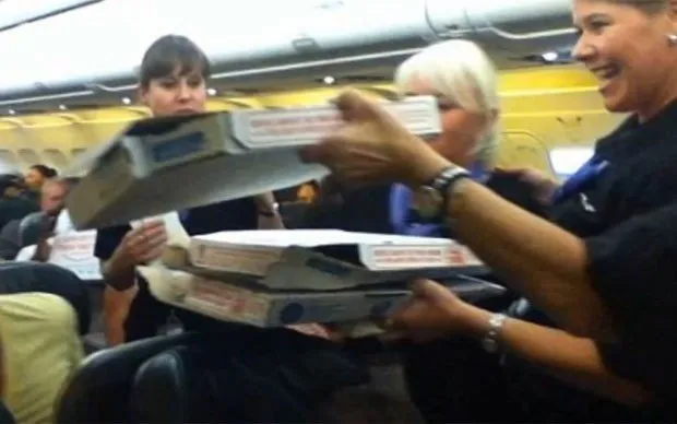 Voo atrasa e piloto pede 35 pizzas para passageiros