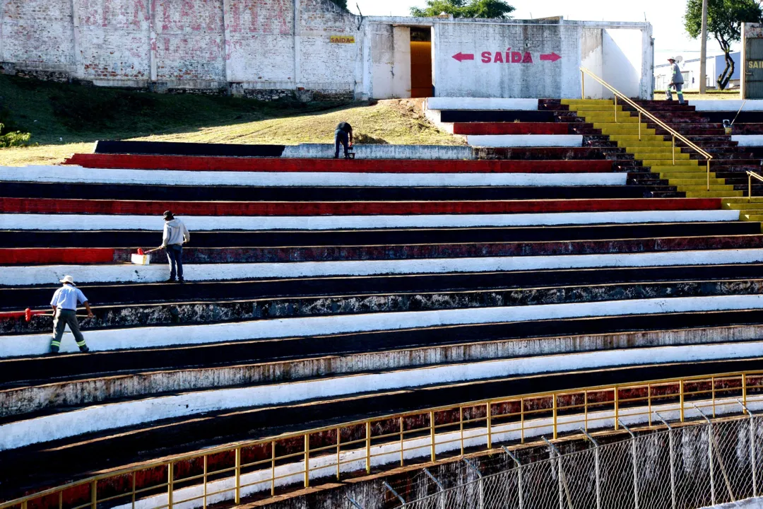 Estádio Olimpio Barreto, em Apucarana, está passando por reformas (Foto: Sérgio Rodrigo, da Tribuna do Norte) 