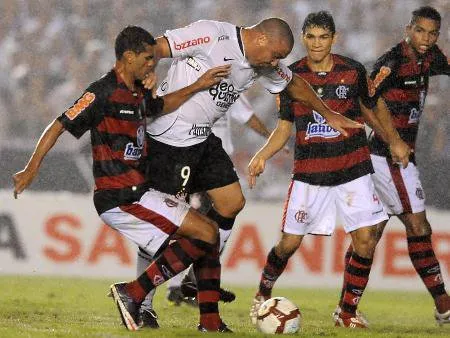 Ronaldo encara a marcação de Rômulo, diante de Ronaldo Angelim e David: Fenômeno promete mais movimentação no jogo de volta, no Pacaembu