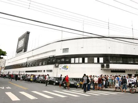  Torcedores do Santos fizeram fila por ingresso nesta quinta-feira (29)