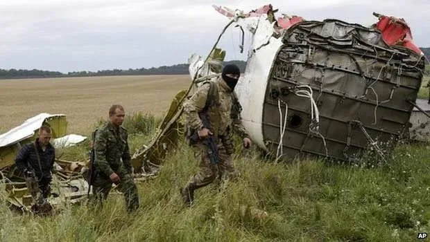  Ucrânia acusa rebeldes pró-Rússia de destruir provas de avião que caiu (Foto: AP)