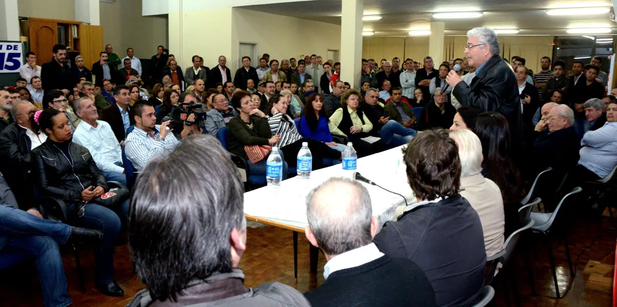 O candidato a governador Roberto Requião fala para grande público no Centro Comunitário da Catedral | Foto: Sérgio Rodrigo 