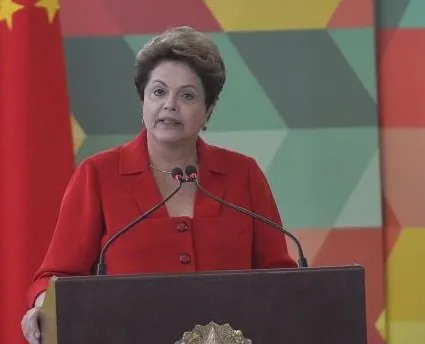 Dilma defende Mais Médicos, critica Aécio e mira SP