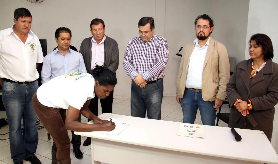  A Prefeitura Municipal de Apucarana firmou ontem, novo contrato de trabalho com a Cooperativa dos Catadores de Materiais Recicláveis de Apucarana (COCAP) (Foto: Divulgação)