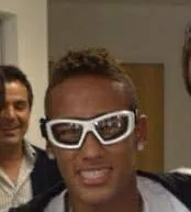  Neymar testa óculos que deverá usar na decisão do Paulistão