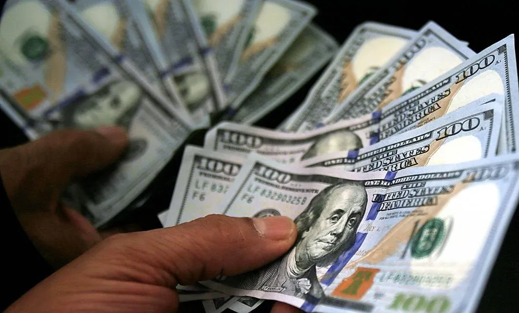 Dólar sobe ante o real em meio à cautela internacional