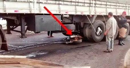 Faxinal: Motoqueiro bate na lateral de uma carreta