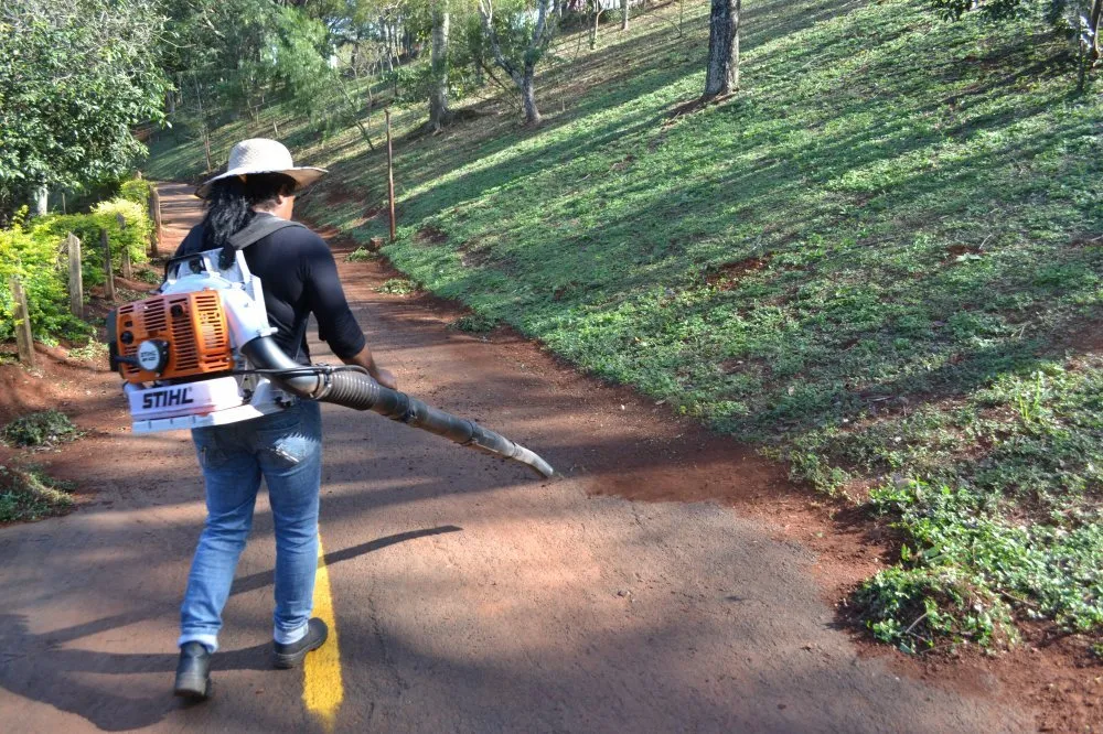 Arapongas equipa serviço de capina