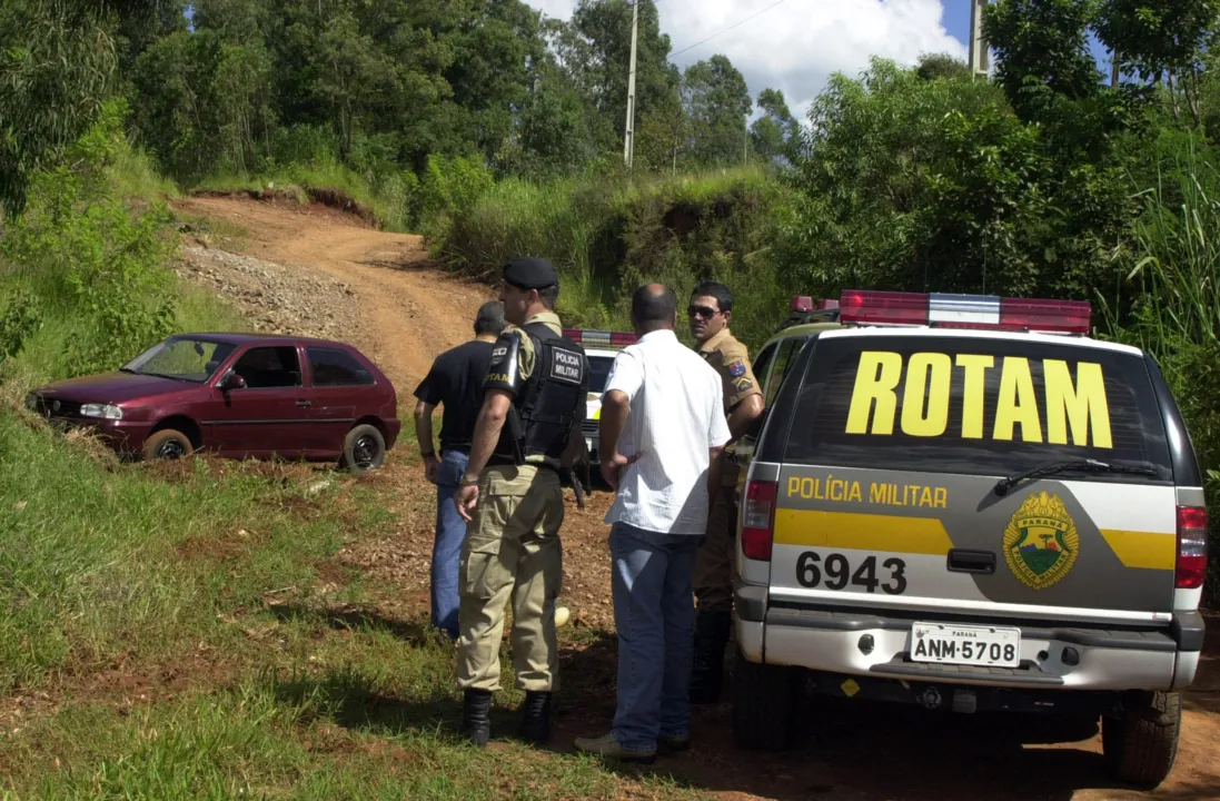 PM procura em Apucarana bandidos que roubaram caminhonete (Foto: Luiz Demétrio) 